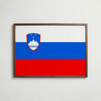 Slovenia National Flag Poster i valnötsram – varm konstaffisch för hemmet från Bozetto