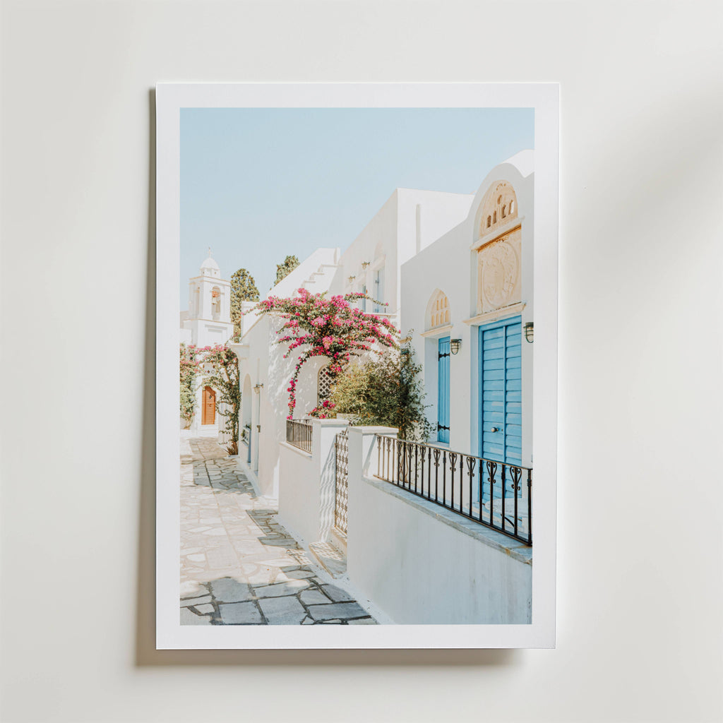 Mediterranean Bloom Alley – stilfullt konsttryck från Bozetto, tryckt på matt finpapper