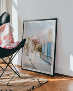 Mediterranean Bloom Alley poster visualiserad på vägg – från Bozetto i hög kvalitet