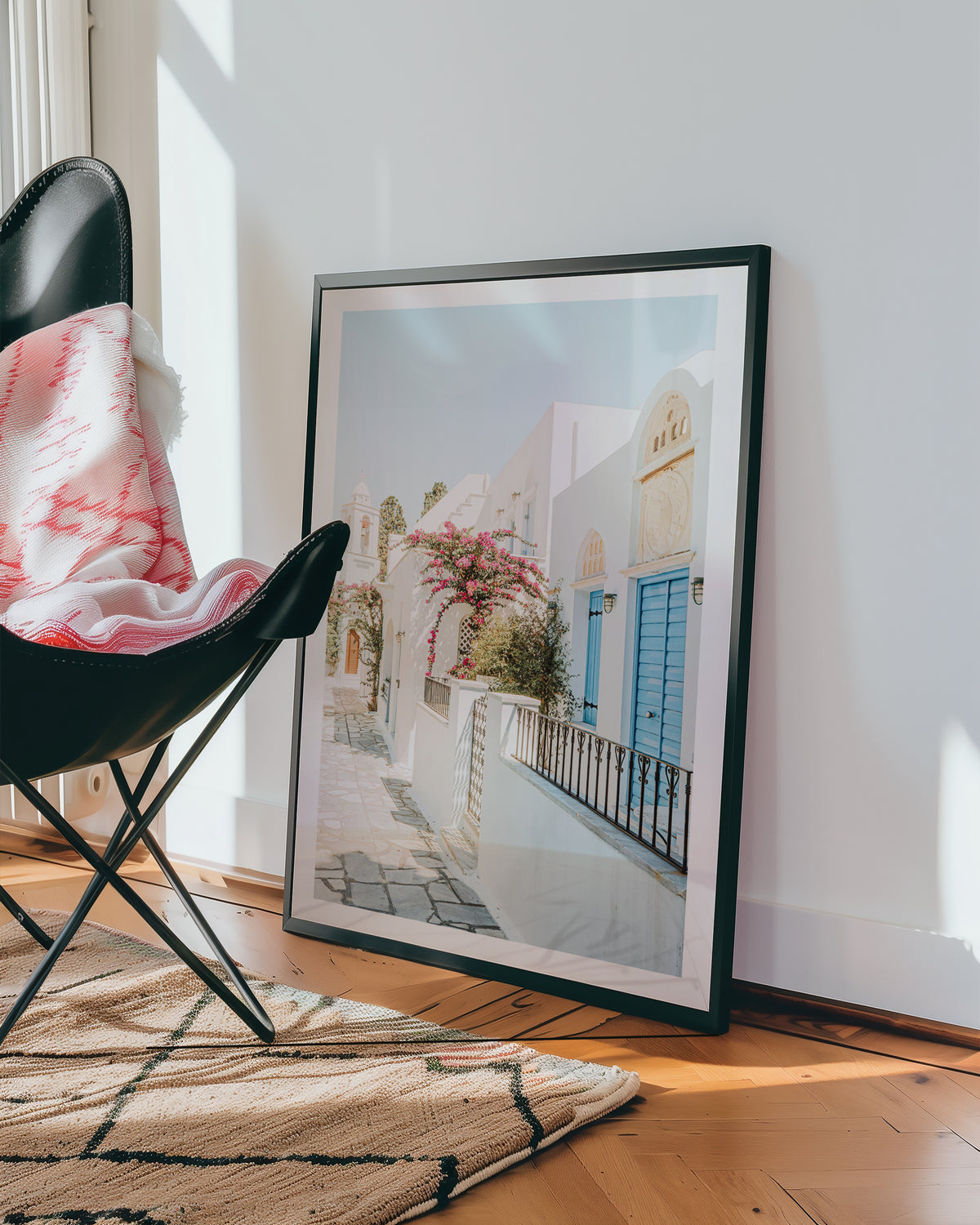 Mediterranean Bloom Alley poster visualiserad på vägg – från Bozetto i hög kvalitet