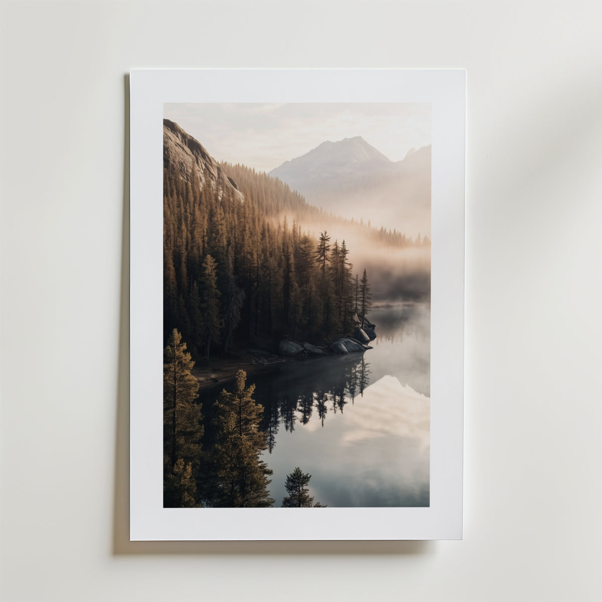 Between the Misty Peaks – stilfullt konsttryck från Bozetto, tryckt på matt finpapper