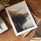 Between the Misty Peaks – affisch med stilfullt motiv från Bozetto i hög kvalitet