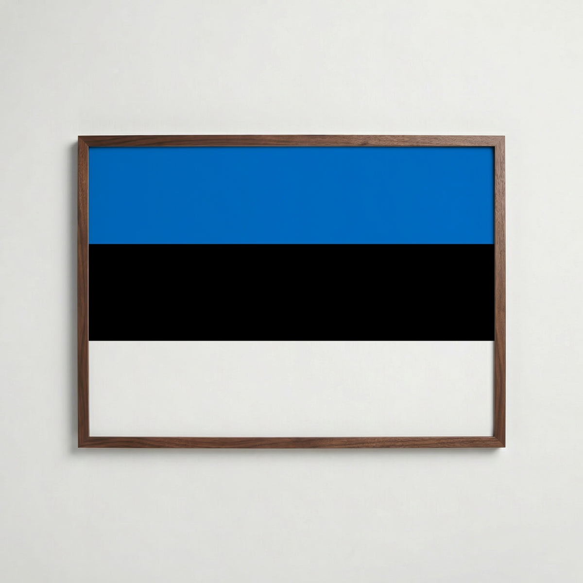 Estonia National Flag Poster i valnötsram – varm konstaffisch för hemmet från Bozetto