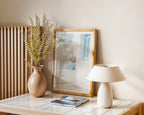 Mockup av Mediterranean Calm affisch på vägg – köp enkelt hos Bozetto i hög kvalitet