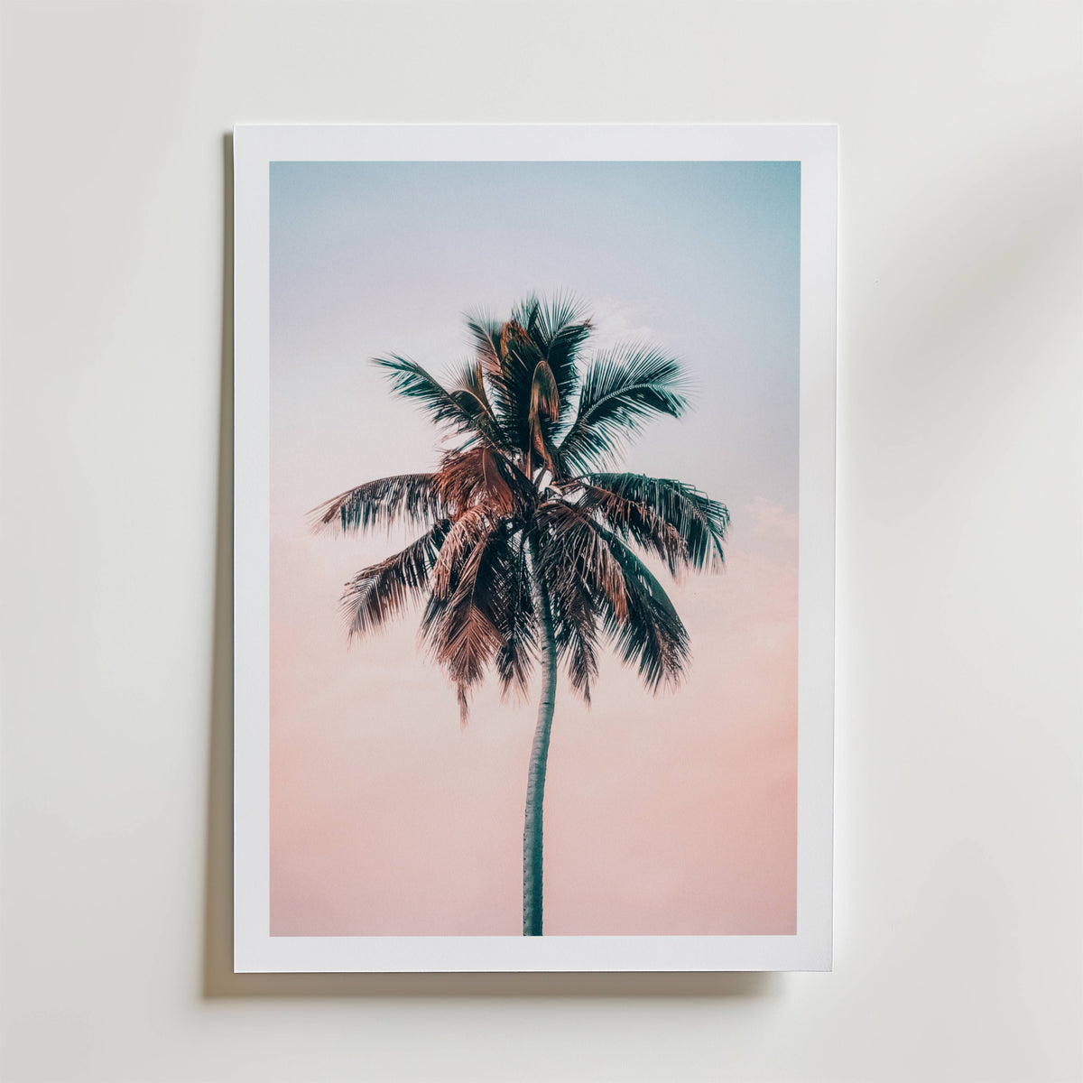 Sunset Palm Dream – stilfullt konsttryck från Bozetto, tryckt på matt finpapper i hög tryckkvalitet
