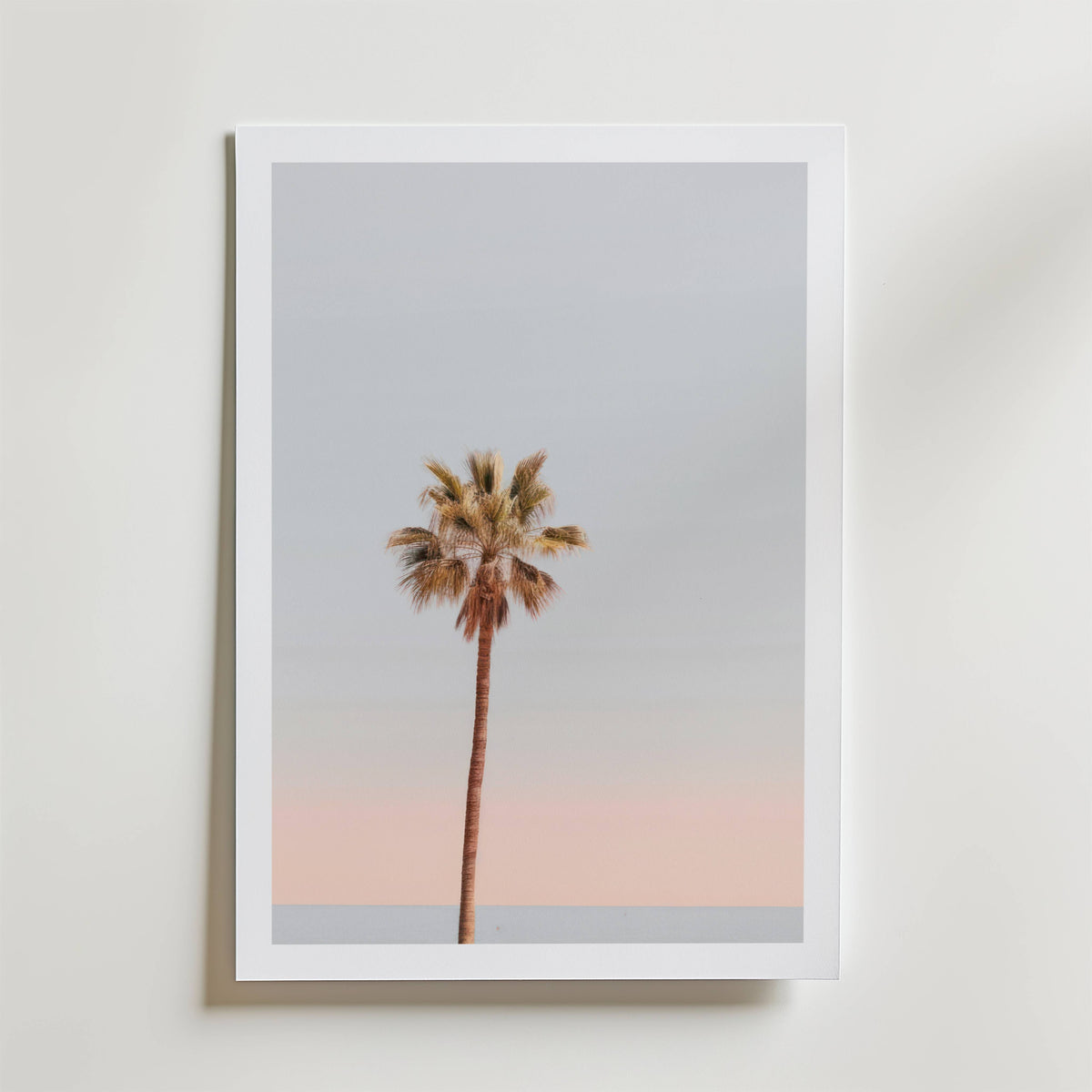 Palm Sunset – stilfullt konsttryck från Bozetto, tryckt på matt finpapper i hög tryckkvalitet