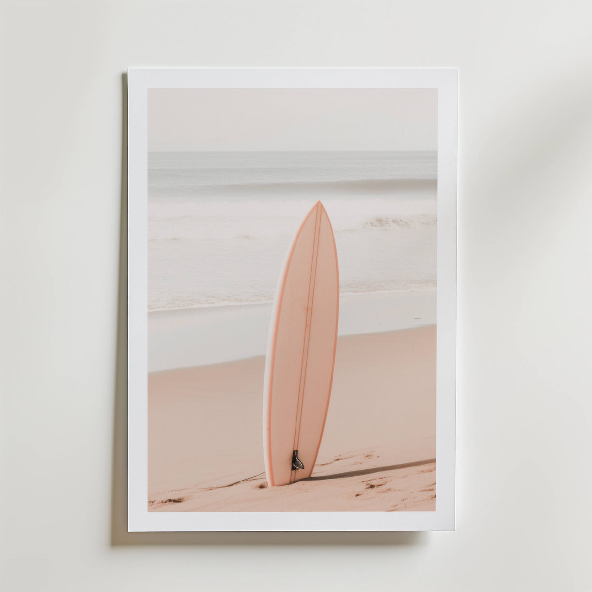Soft Coast Surfboard – stilfullt konsttryck från Bozetto, tryckt på matt finpapper