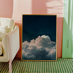 Cloud Bloom affisch i ljust minimalistiskt vardagsrum – köp enkelt hos Bozetto i hög kvalitet