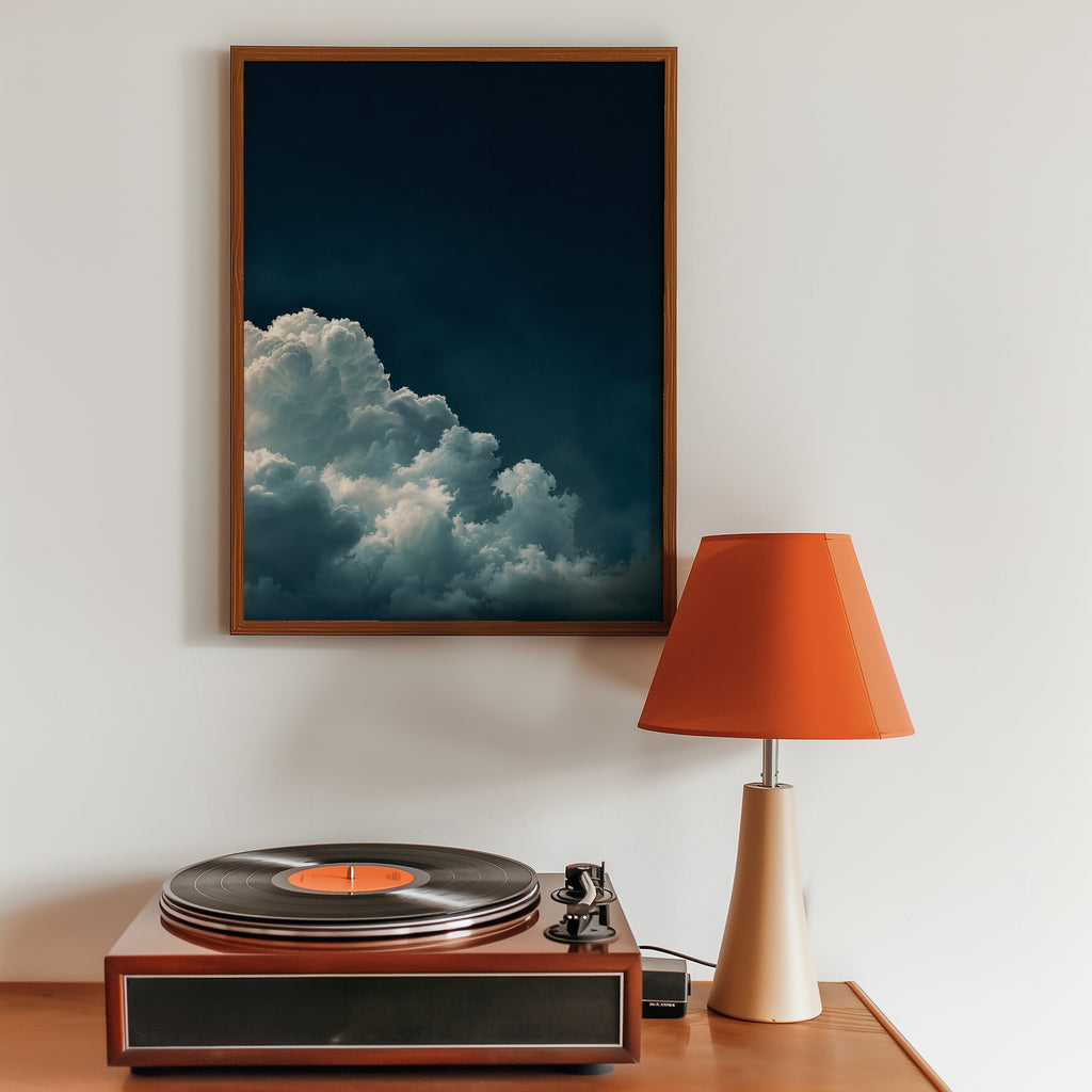 Drifting Cumulus affisch i ljust minimalistiskt vardagsrum – köp enkelt hos Bozetto