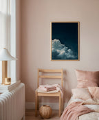 Drifting Cumulus affisch i minimalistiskt sovrum – köp enkelt hos Bozetto i hög kvalitet