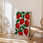 Sweet Strawberries affisch i ljust minimalistiskt vardagsrum – köp enkelt hos Bozetto