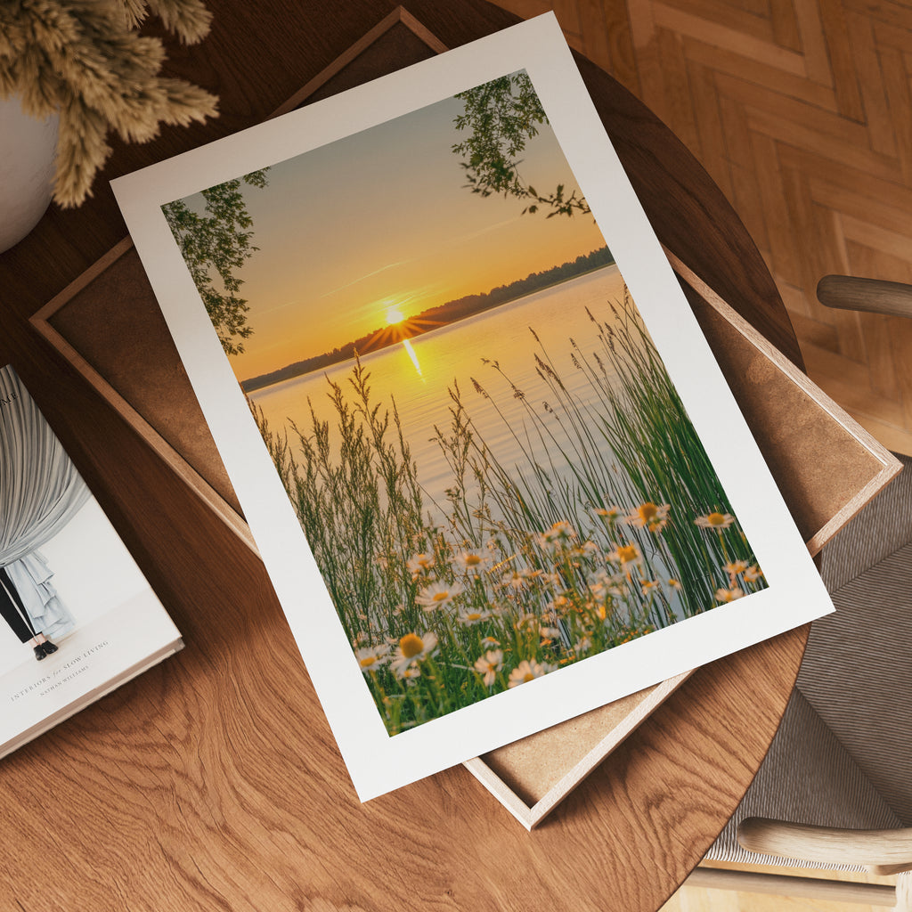 Golden Hour By The Lake Poster – modern konst och stilren konsttryck för hemmet hos Bozetto