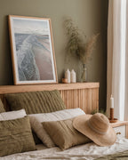 Mockup av Coastal Horizon Calm affisch på vägg – köp enkelt hos Bozetto i hög kvalitet