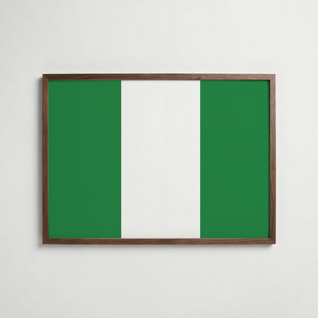 Nigeria National Flag Poster i valnötsram – varm konstaffisch för hemmet från Bozetto