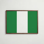 Nigeria National Flag Poster i valnötsram – varm konstaffisch för hemmet från Bozetto