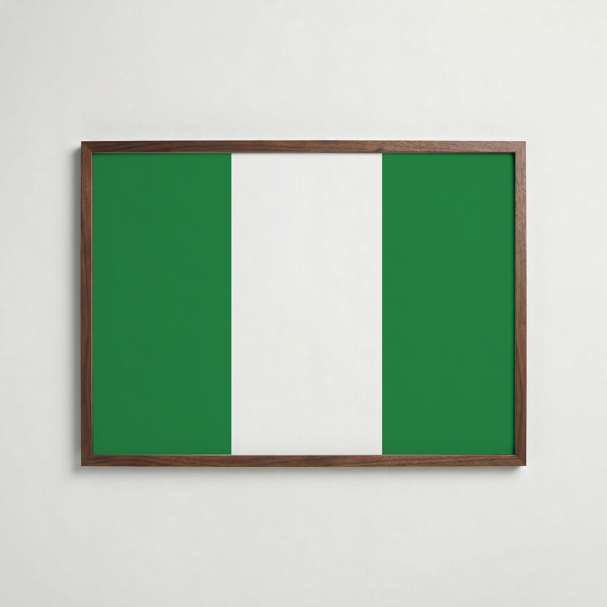 Nigeria National Flag Poster i valnötsram – varm konstaffisch för hemmet från Bozetto