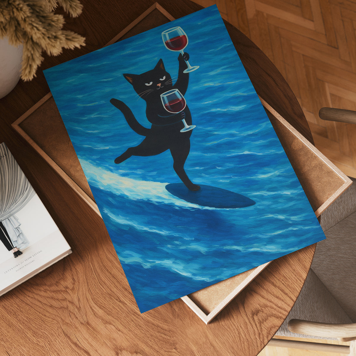 Surfing Wine Cat affisch på vit bakgrund – köp enkelt hos Bozetto i hög kvalitet