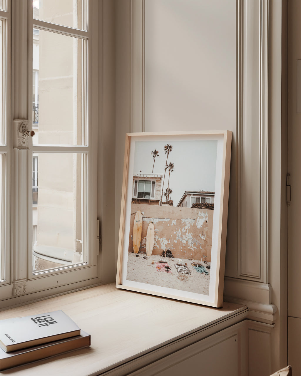 Mockup av Coastal Surf Retreat affisch på vägg – köp enkelt hos Bozetto i hög kvalitet