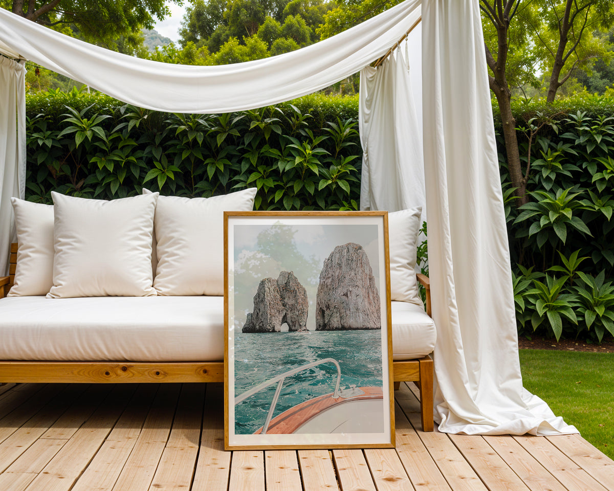 Mockup av Capri Sea Voyage affisch på vägg – köp enkelt hos Bozetto i hög kvalitet