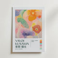 Mockup av Yayoi Kusama Soft Blooming affisch på vägg – köp enkelt hos Bozetto i hög kvalitet