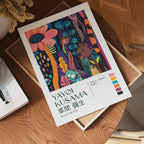 Väggmockup med Yayoi Kusama Midnight Bloom – köp enkelt hos Bozetto affisch i hög kvalitet