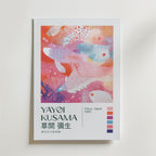 Mockup av Yayoi Kusama Floating Koi affisch på vägg – köp enkelt hos Bozetto i hög kvalitet