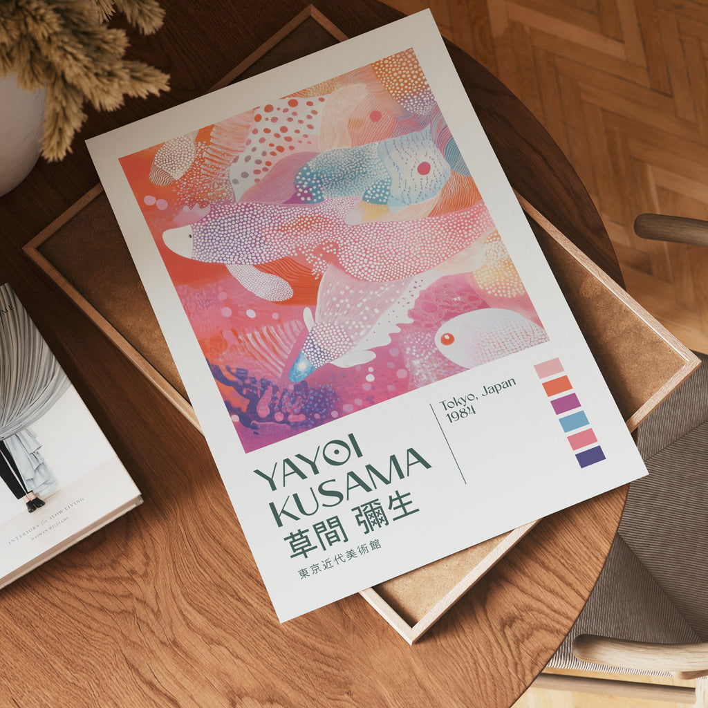 Väggmockup av Yayoi Kusama Floating Koi affisch på ljus vägg – Bozetto konsttryck
