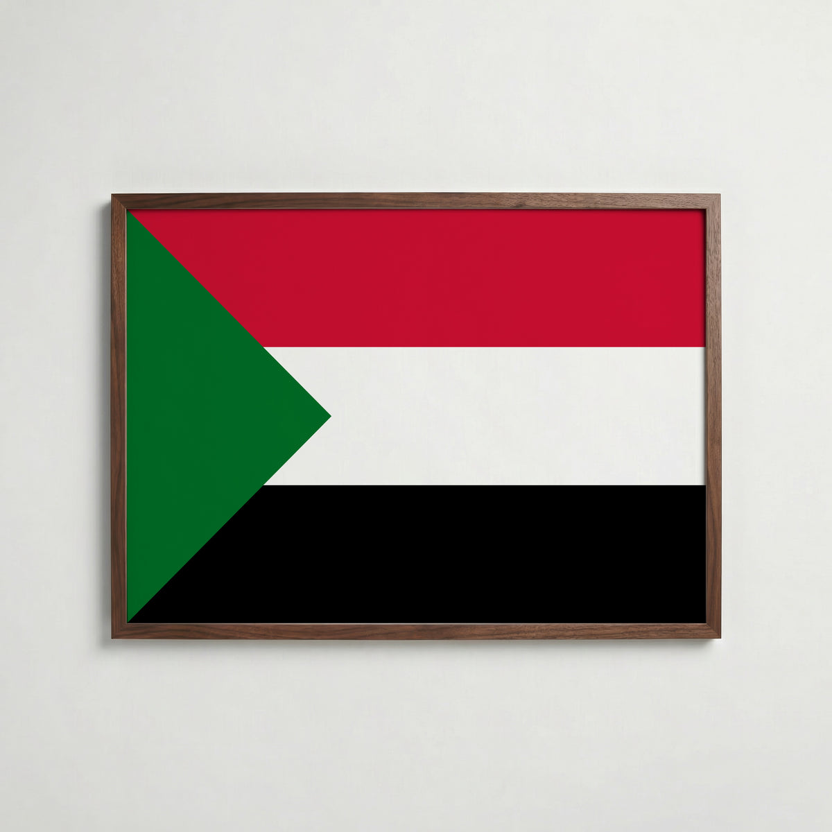 Sudan National Flag Poster i valnötsram – varm konstaffisch för hemmet från Bozetto