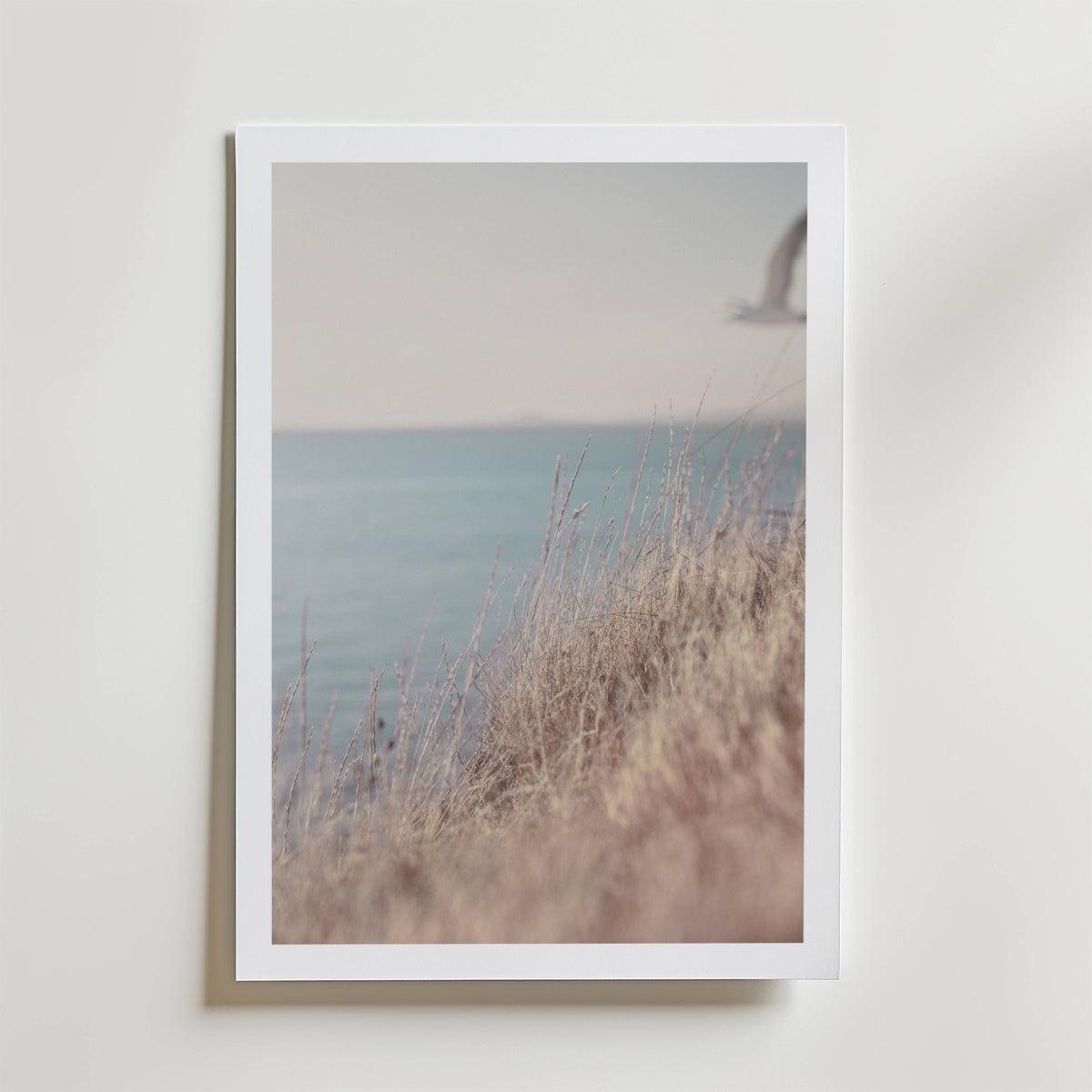 Soft Coastline Breeze – stilfullt konsttryck från Bozetto, tryckt på matt finpapper