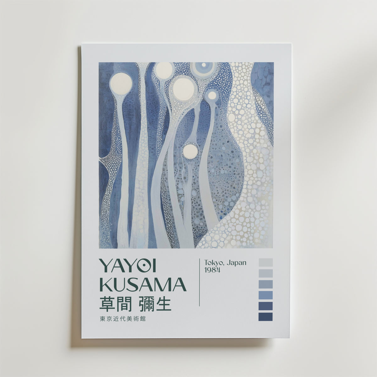 Mockup av Yayoi Kusama Silent Blue affisch på vägg – köp enkelt hos Bozetto i hög kvalitet
