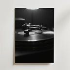 Vinyl Player No.2 – stilfullt konsttryck från Bozetto, tryckt på matt finpapper i hög tryckkvalitet