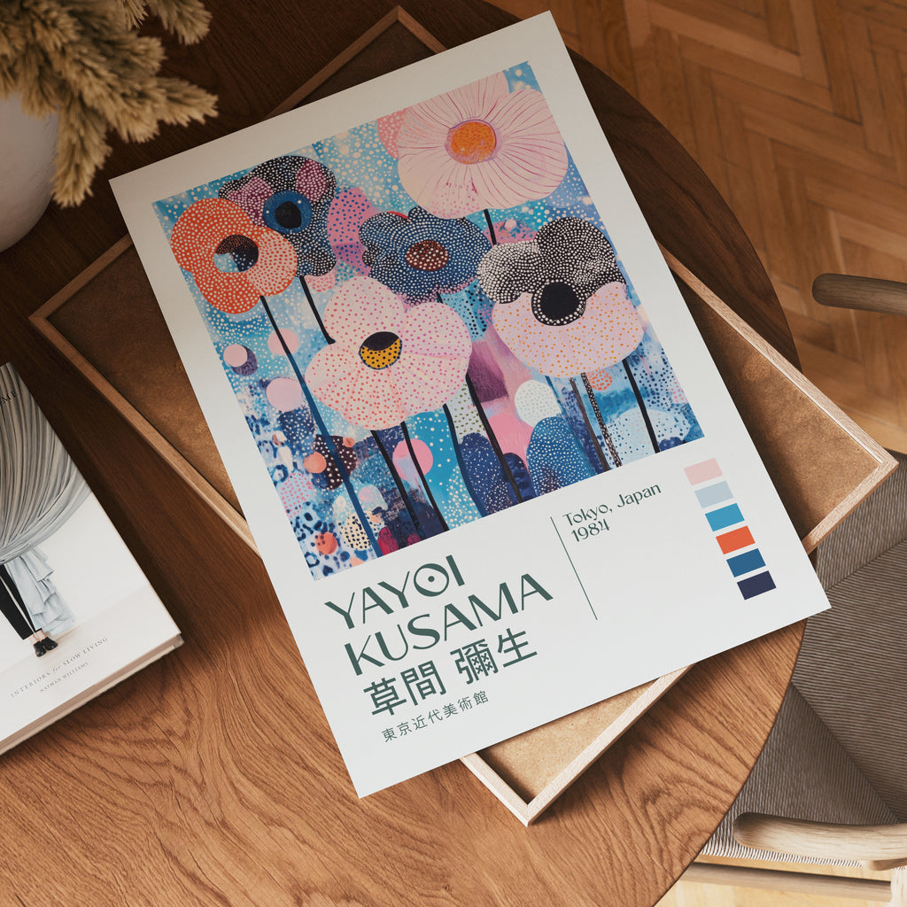 Väggmockup av Yayoi Kusama Polka Bloom Meadow affisch på ljus vägg – Bozetto konsttryck