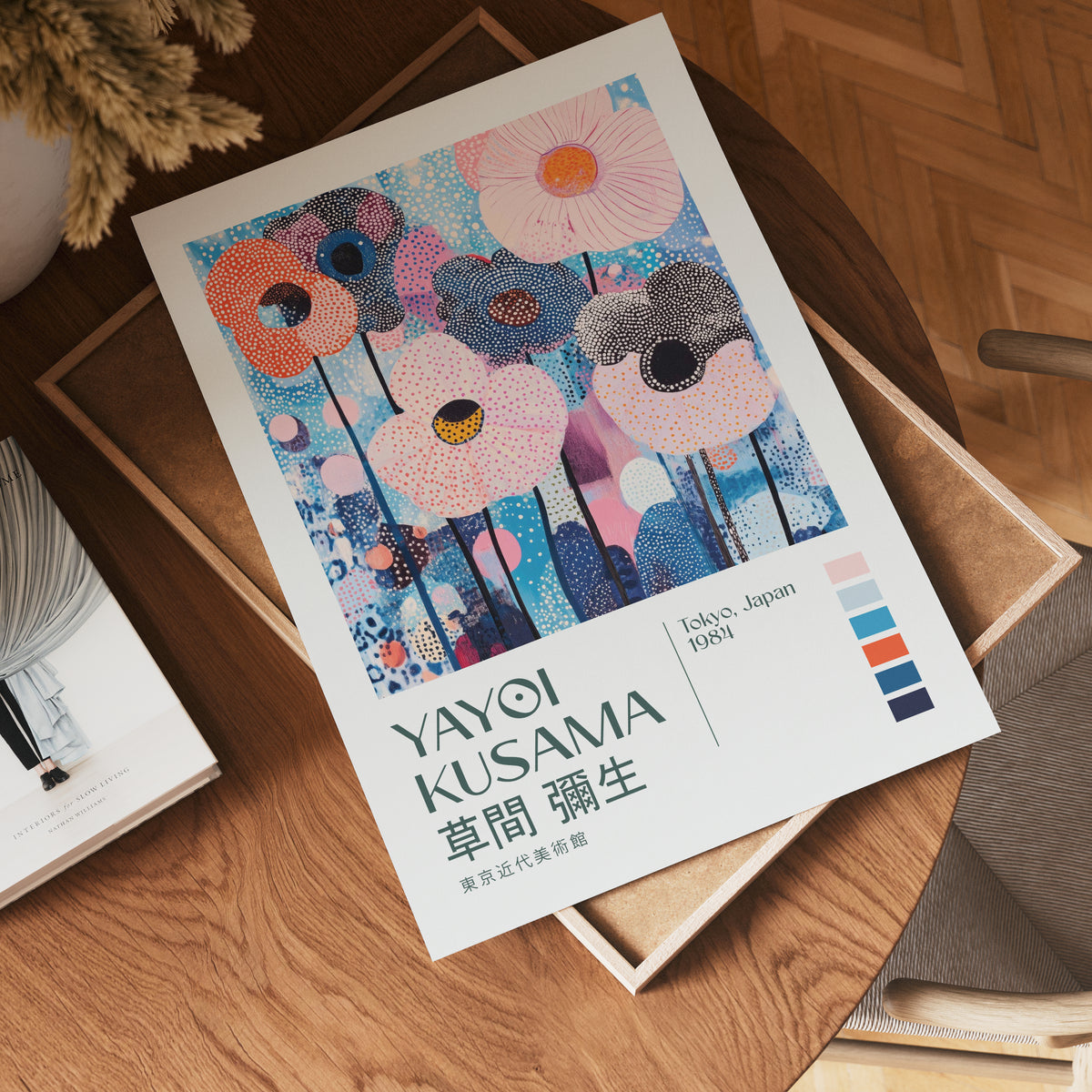 Väggmockup av Yayoi Kusama Polka Bloom Meadow affisch på ljus vägg – Bozetto konsttryck
