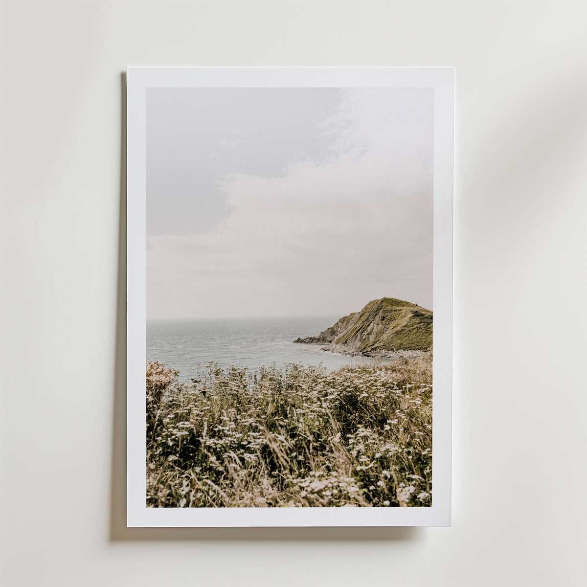 Coastal Wildflower Breeze – stilfullt konsttryck från Bozetto, tryckt på matt finpapper