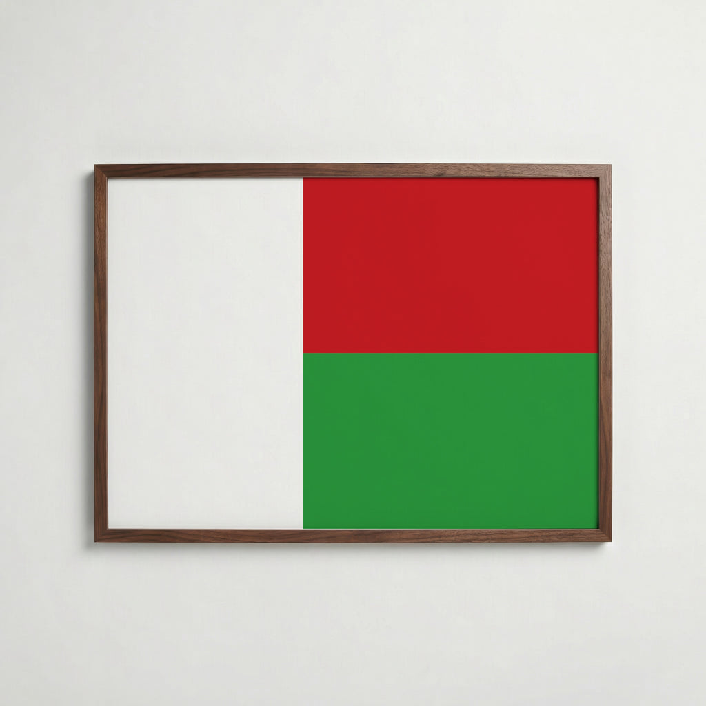 Madagascar National Flag Poster i valnötsram – varm konstaffisch för hemmet från Bozetto