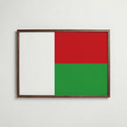 Madagascar National Flag Poster i valnötsram – varm konstaffisch för hemmet från Bozetto