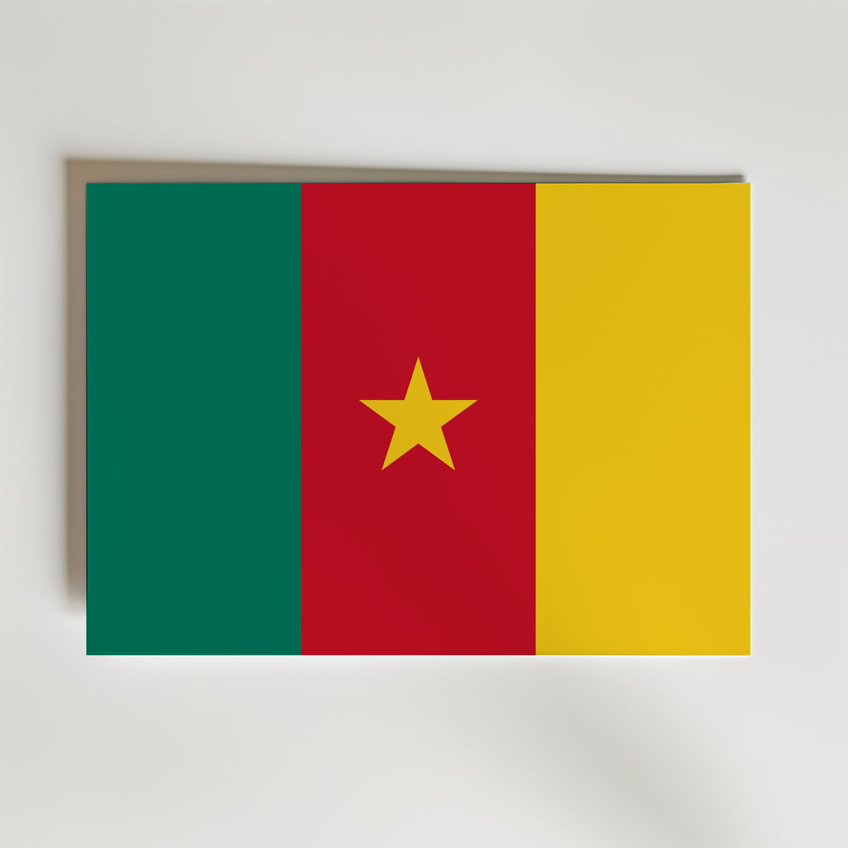 Cameroon National Flag Poster – modern konst och stilren konsttryck för hemmet hos Bozetto