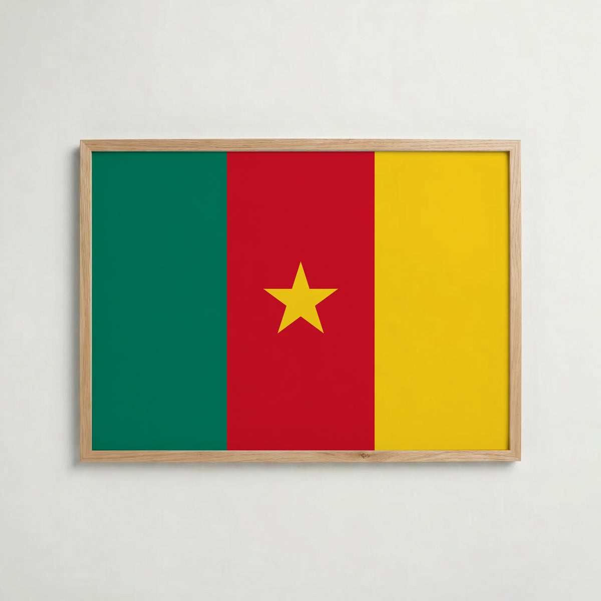 Cameroon National Flag Poster i ekram – inramad konsttryck för stilren inredning hos Bozetto