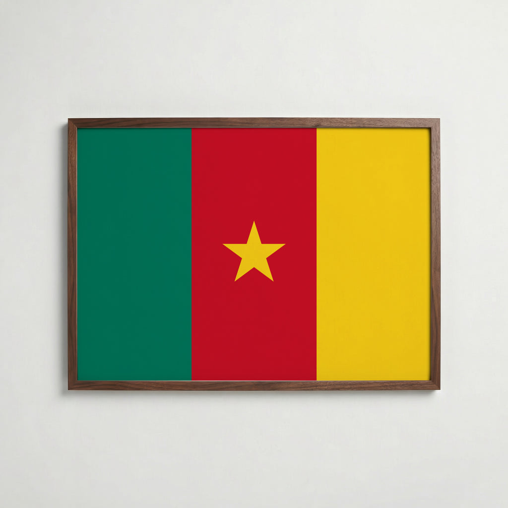 Cameroon National Flag Poster i valnötsram – varm konstaffisch för hemmet från Bozetto