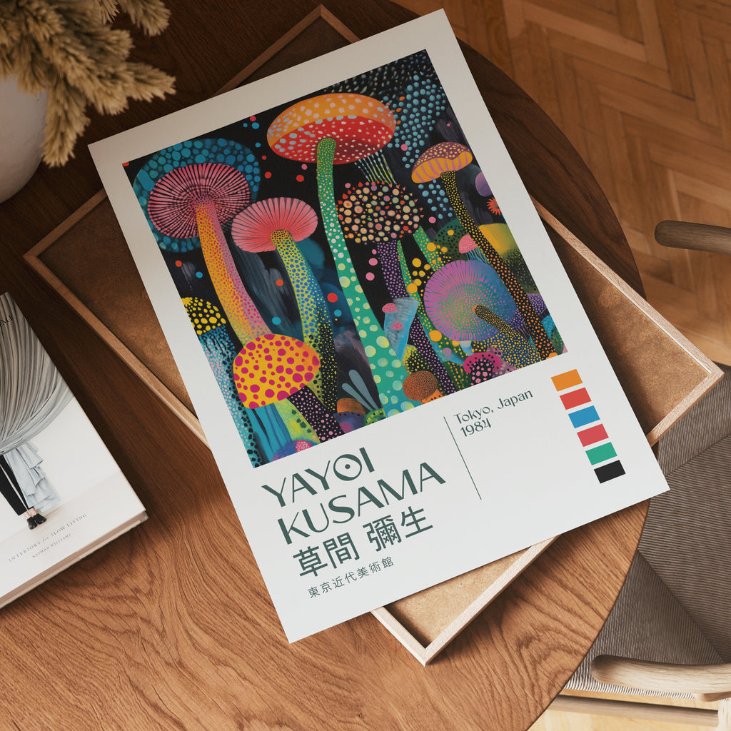 Väggmockup av Yayoi Kusama Psychedelic affisch på ljus vägg – Bozetto konsttryck