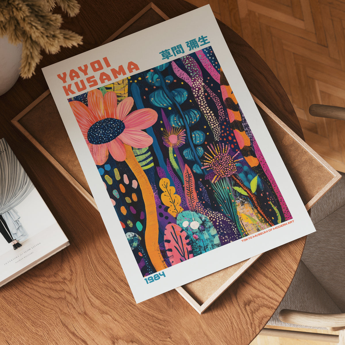 Väggmockup av Yayoi Kusama Midnight Floral affisch på ljus vägg – Bozetto konsttryck