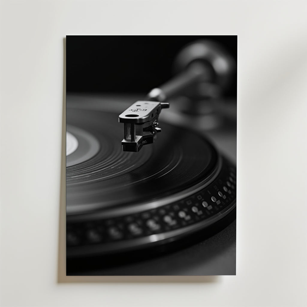 Black And White Record Player – stilfullt konsttryck från Bozetto, tryckt på matt finpapper