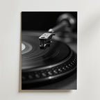 Black And White Record Player – stilfullt konsttryck från Bozetto, tryckt på matt finpapper