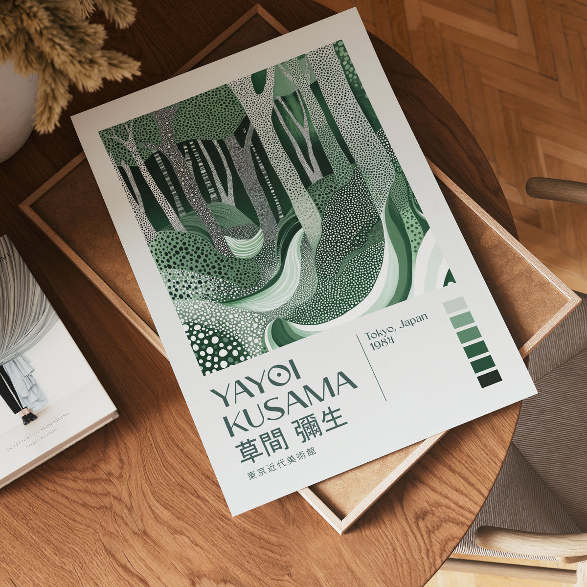 Väggmockup med Yayoi Kusama Emerald Forest – köp enkelt hos Bozetto affisch i hög kvalitet