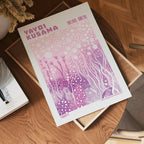 Väggmockup av Yayoi Kusama Pink Bloom Depth affisch på ljus vägg – Bozetto konsttryck