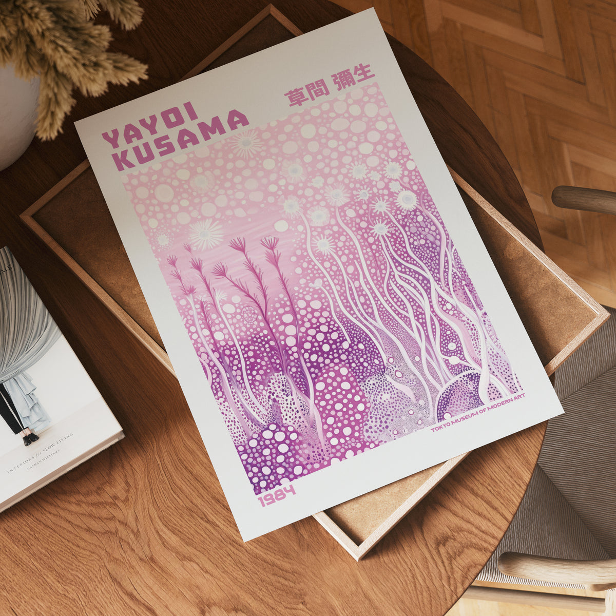 Väggmockup av Yayoi Kusama Pink Bloom Depth affisch på ljus vägg – Bozetto konsttryck