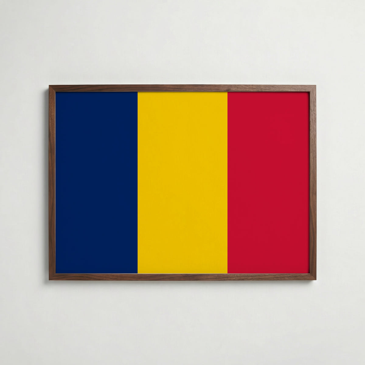 Chad National Flag Poster i valnötsram – varm konstaffisch för hemmet från Bozetto