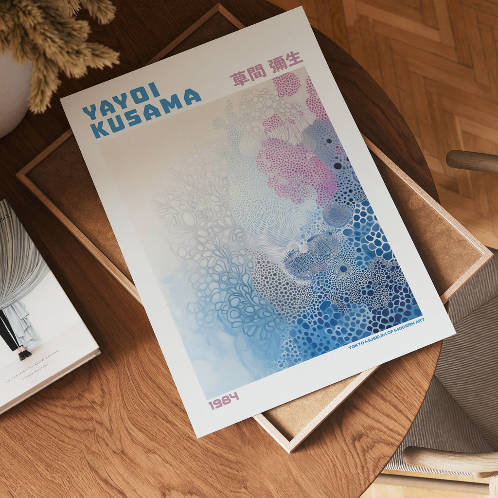 Väggmockup med Yayoi Kusama Soft Blue – köp enkelt hos Bozetto affisch i hög kvalitet