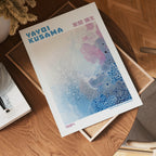 Väggmockup med Yayoi Kusama Soft Blue – köp enkelt hos Bozetto affisch i hög kvalitet
