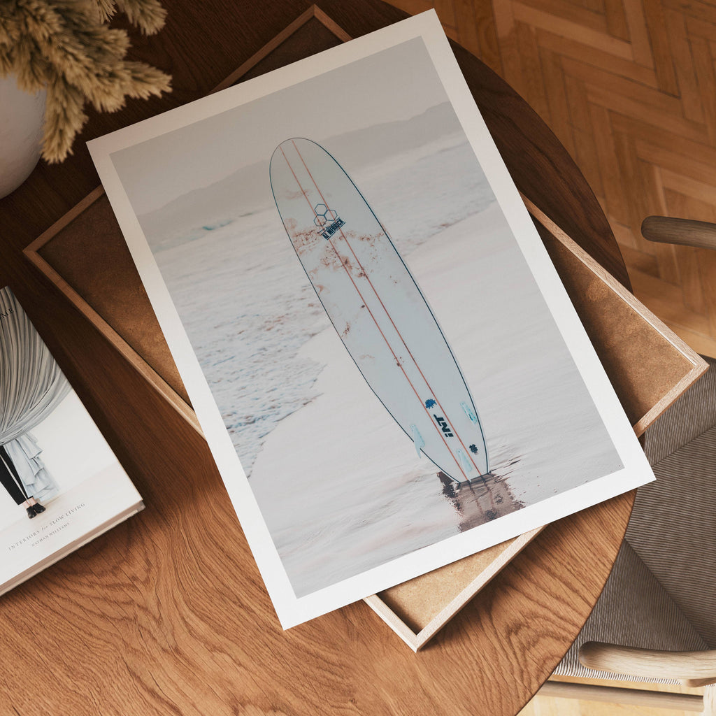 Surfboard Serenity poster visad rakt fram – Bozetto affisch i hög tryckkvalitet i hög tryckkvalitet